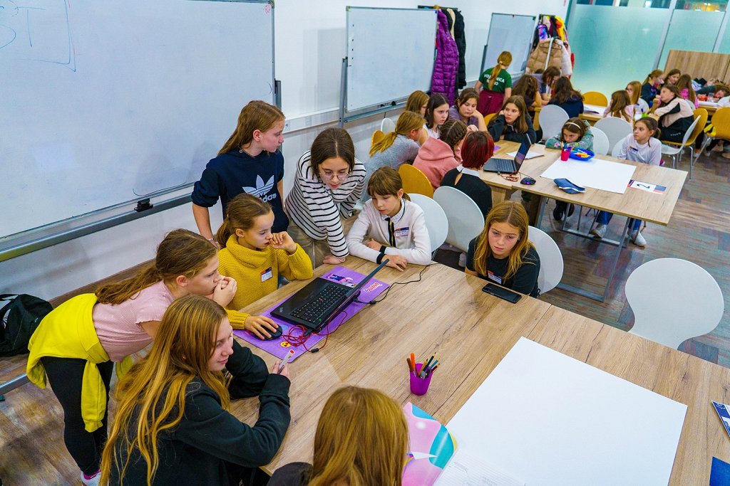 Poklici prihodnosti je bil izziv, ki so ga reševala dekleta na letošnjem zaključku projekta GirlsDoCode (foto Šimen Zupančič).jpg