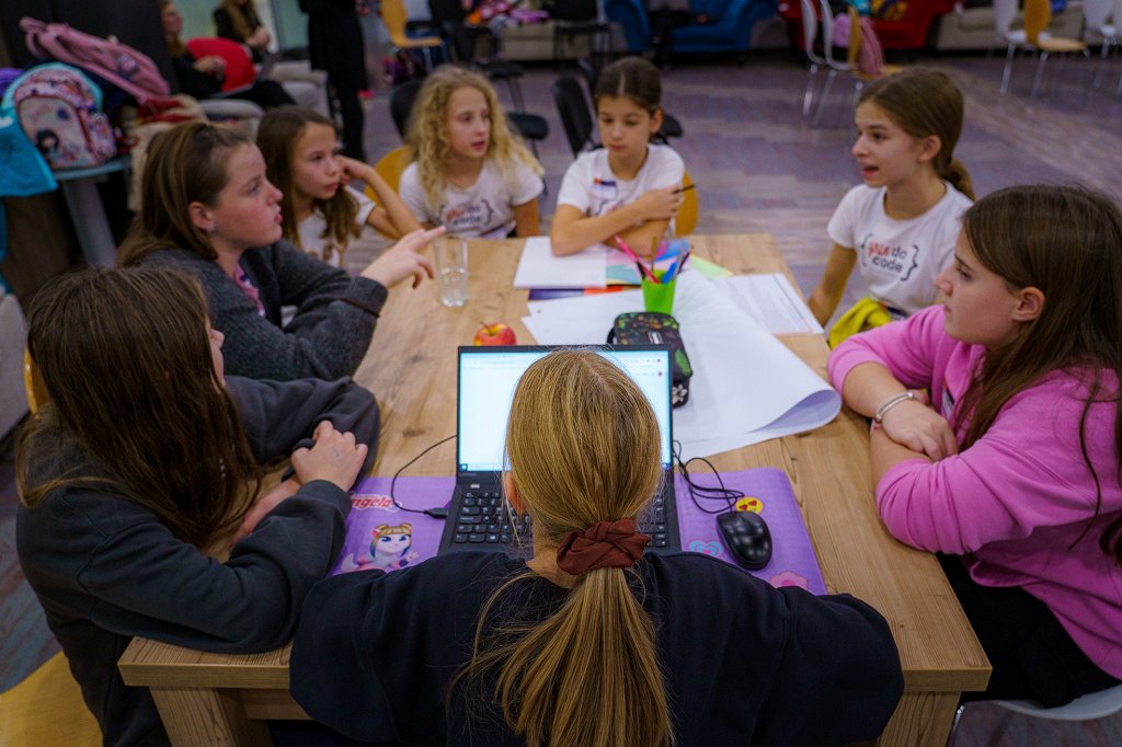 Dekleta so na dogodku Hackathon s twistom reševala poseben izziv (foto Šimen Zupančič).jpg